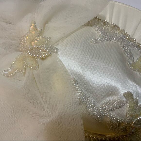 Vintage white beaded bridal hat with attachment tulle veil - Picture 10 of 10